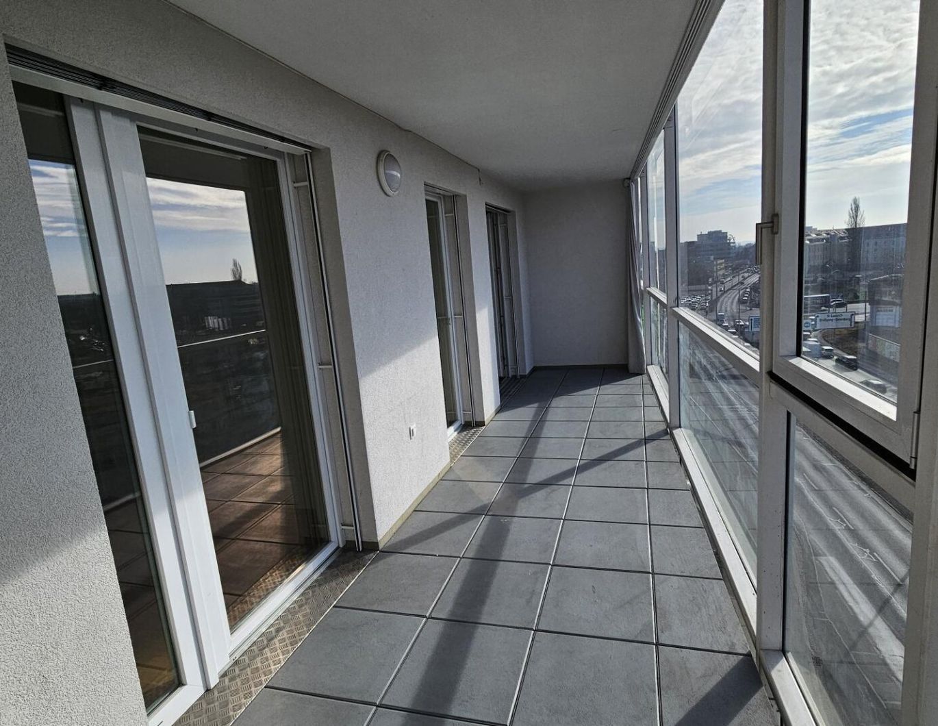 Sonnige Wohnung mit riesiger Loggia und Küche!