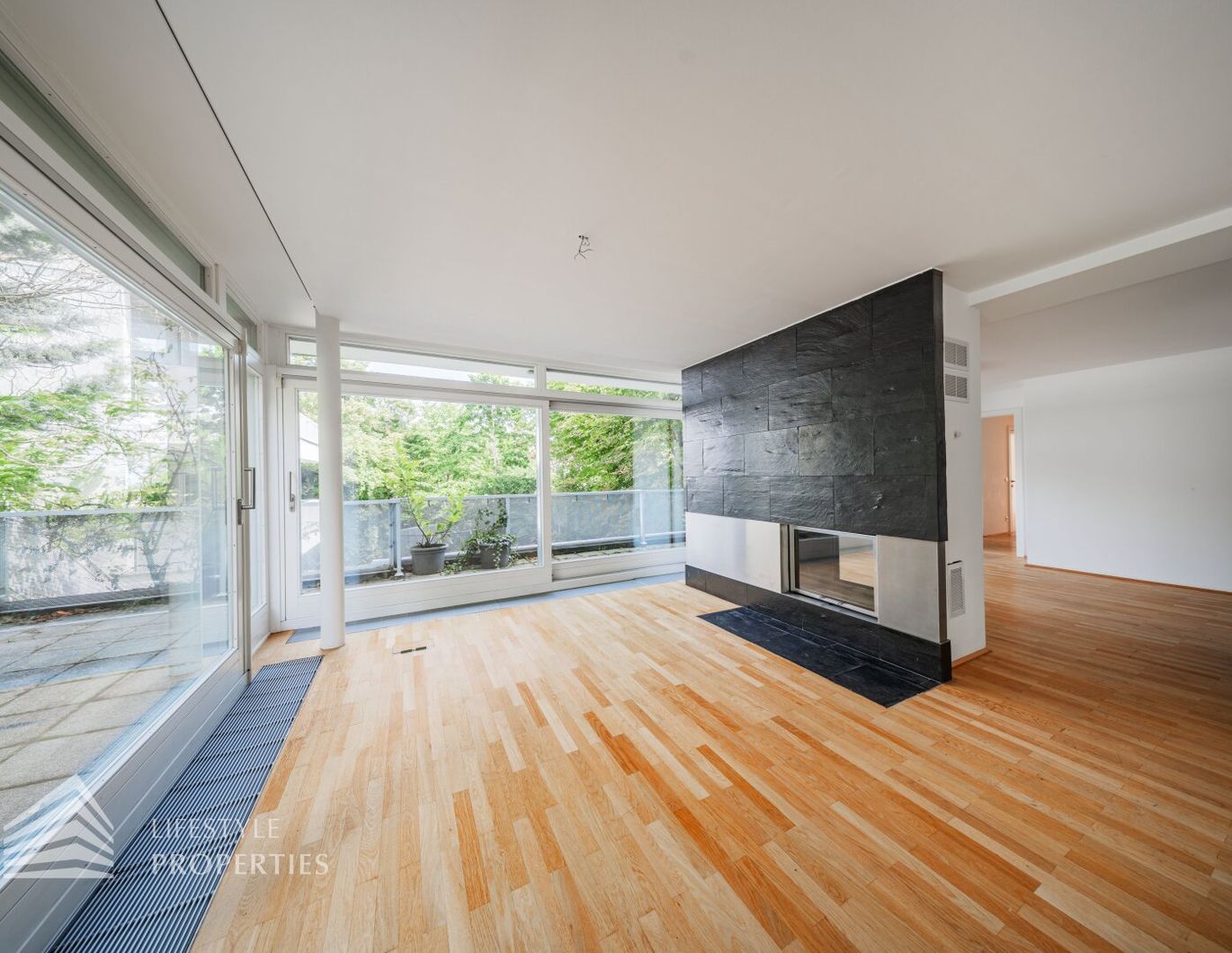 Wunderschöne 4 - Zimmer Wohnung mit Terrasse und 2 Balkonen