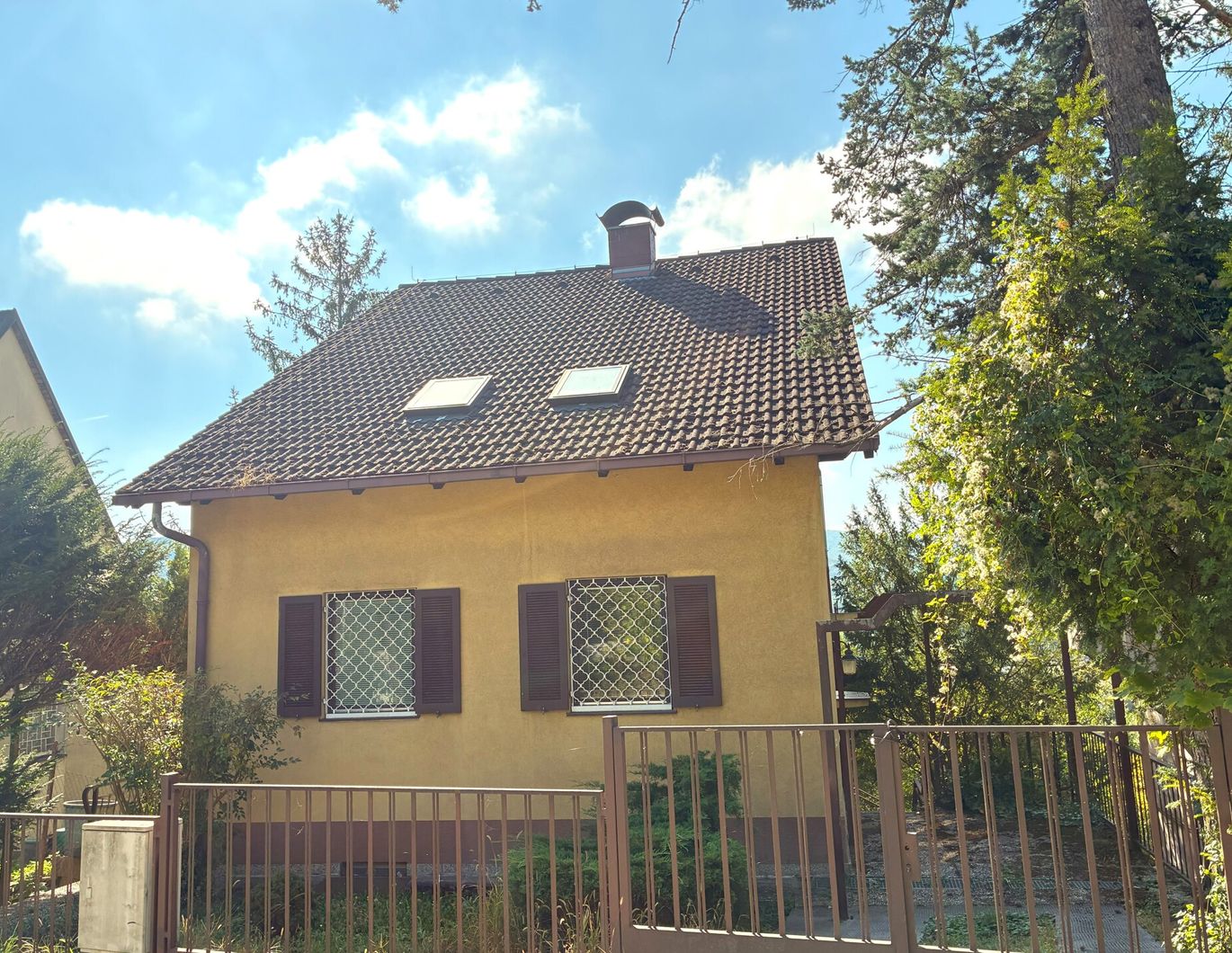 Sensationeller Ausblick - Sonniges Grundstück mit renovierungsbedürftigem Haus - zu kaufen in 1140 Wien