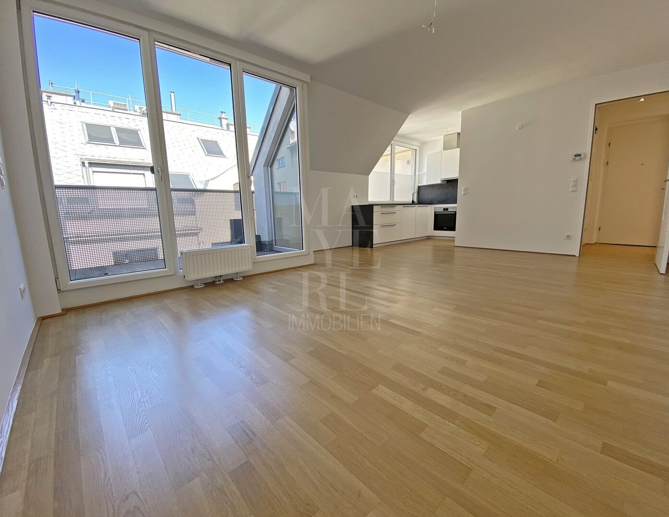 Renovierte Dachgeschosswohnung mit Terrasse - neue Küche