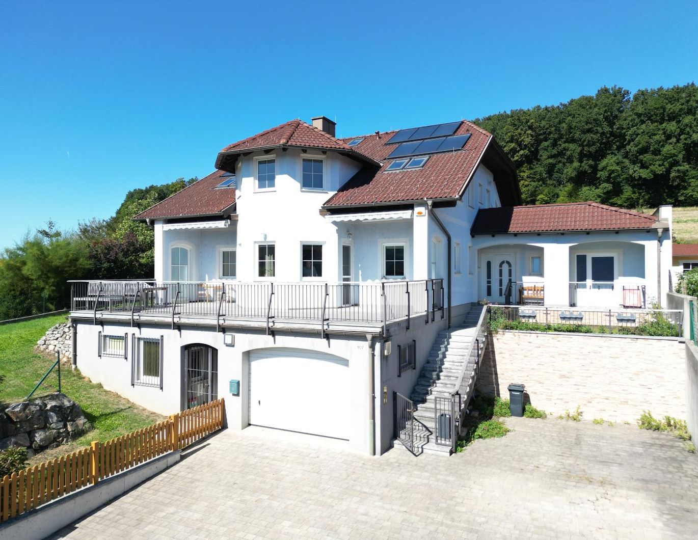 ZWEIFAMILIENHAUS IN ERHÖHTER GRÜNRUHELAGE MIT AUSBLICK