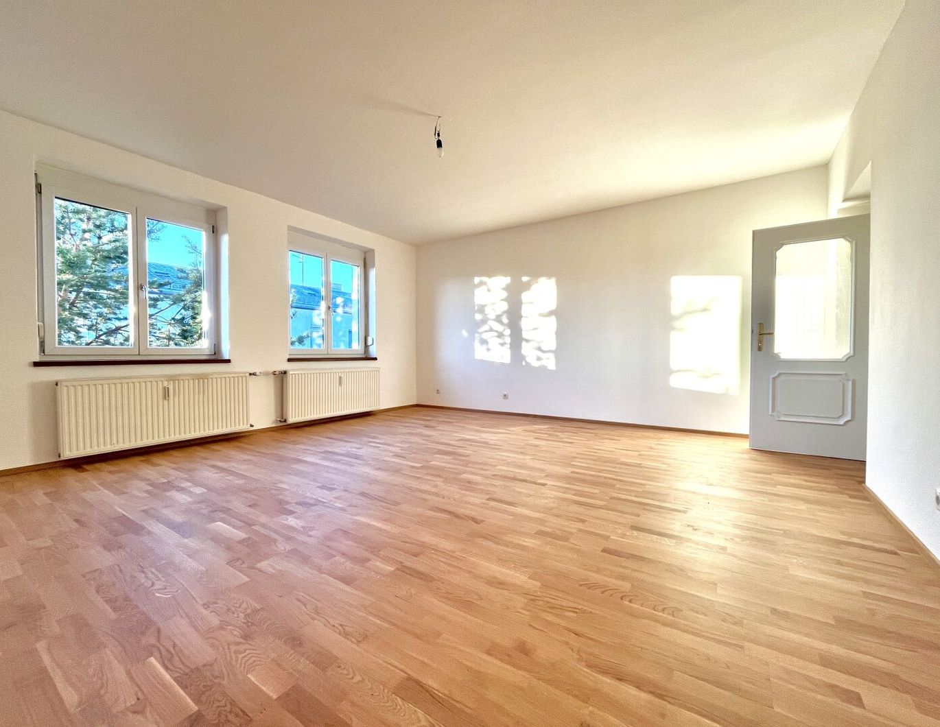 2 Minuten zum Bahnhof! - Top gepflegte Wohnung mit Vollparkett in Ruhelage, WG+Pendler geeignet