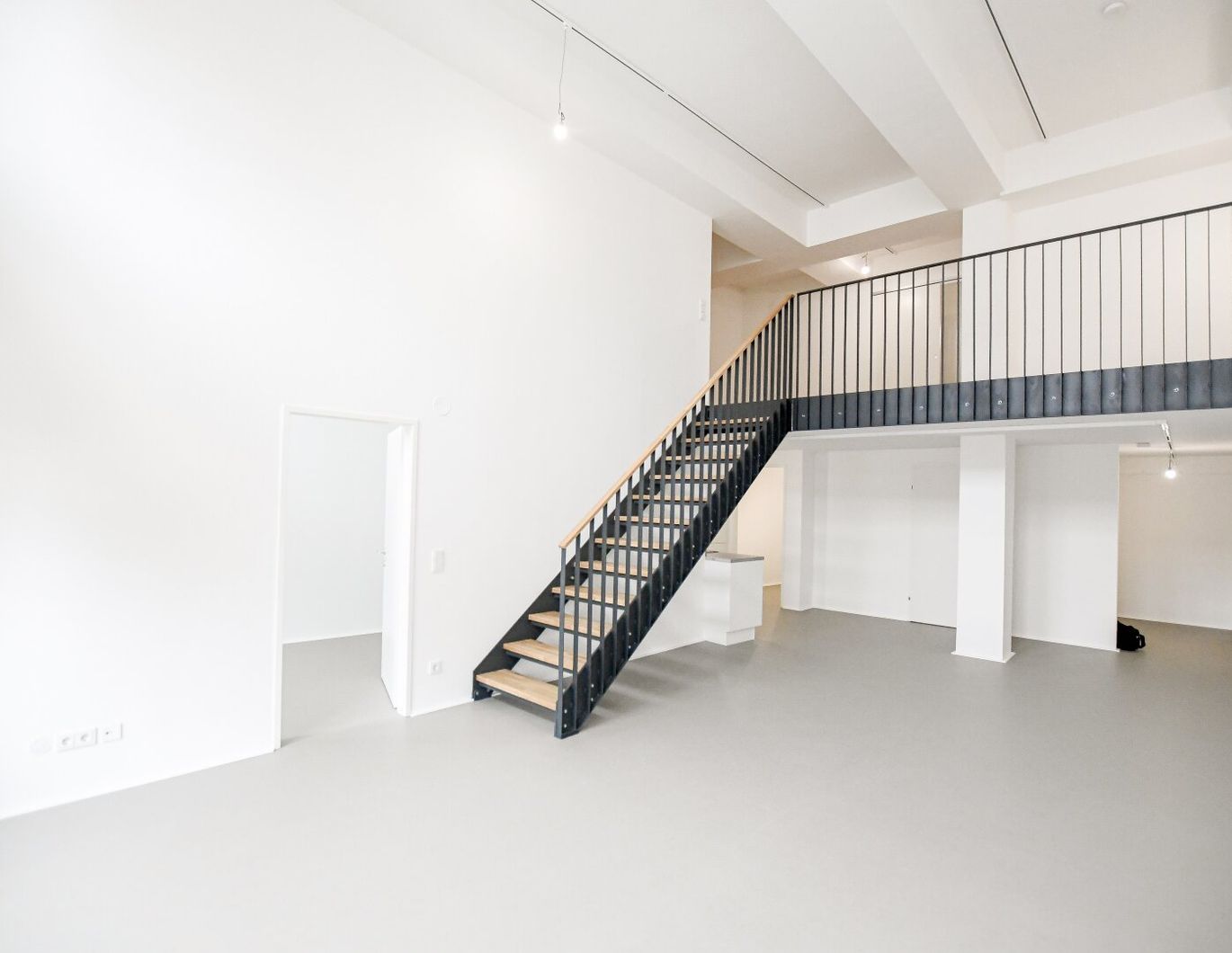 Erstbezug: Moderne 3-Zimmer-Wohnung mit Galerie, Balkon und offener Raumgestaltung