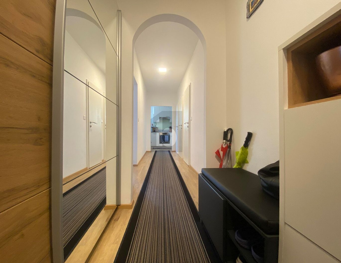 2-ZIMMER MIT WUNDERSCHÖNEM BLICK INS GRÜNE