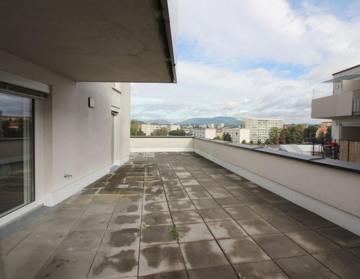 MODERNE 4-ZIMMER-WOHNUNG MIT GROSSER TERRASSE UND TIEFGARAGENPLATZ