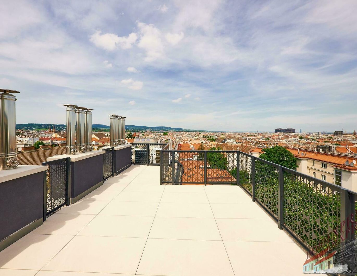 Exklusive 4-Zimmer-Wohnung mit 43 m² Panoramaterrasse - Familienhit im DG