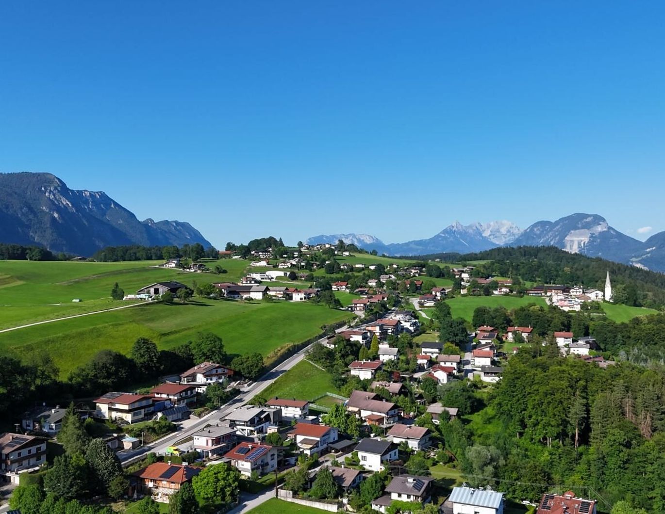 BREITENBACH am Inn - Großzügiges Einfamilienwohnhaus mit Terrasse, Balkon, Keller, Garage, zwei Carports, Garten, Gartenhaus, Geräte- und Holzschuppen