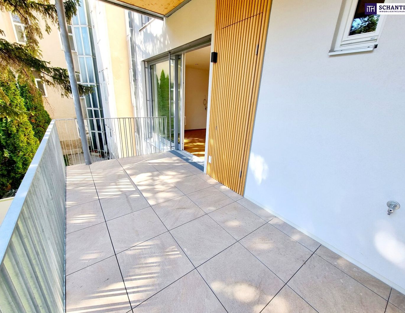 Ein Altbau, der verzaubert! Umfangreich und hochwertig sanierte Wohnschönheit mit großem Balkon und effizienter Erdwärme! Viel Privatsphäre + Viel Raum + Viel Grün!