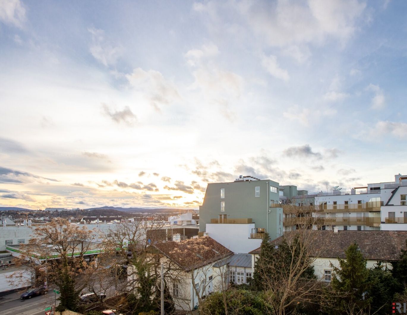 ERSTBEZUG nach Sanierung | Exquisit ausgestatteter Altbau mit Fernblick & Tageslicht Luxus-Badezimmer | Ost/West | Letztes Regelgeschoss
