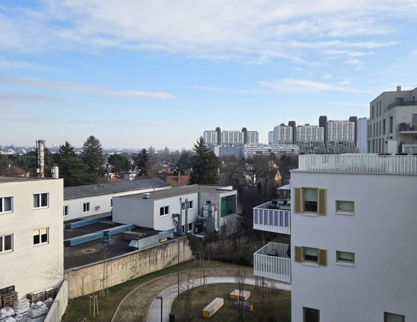 MODERNER NEUBAU & GROSSER BALKON