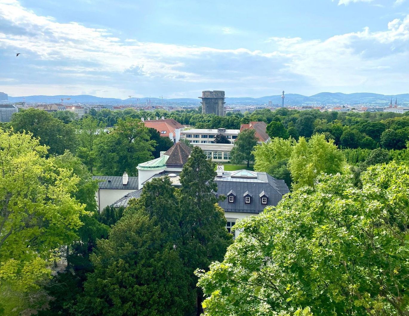 TRAUMHAFTE DACHGESCHOSSWOHNUNG MIT SENSATIONELLEM AUSBLICK IM HERZEN DES 2.BEZIRKS