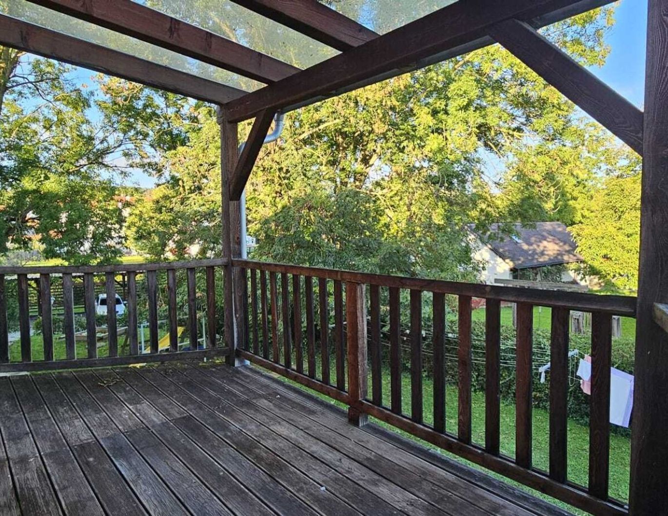 * * Tolle 3-Zimmer-Dachgeschoßwohnung mit großem Balkon und eigenem Carportplatz in idyllischer Lage! * *
