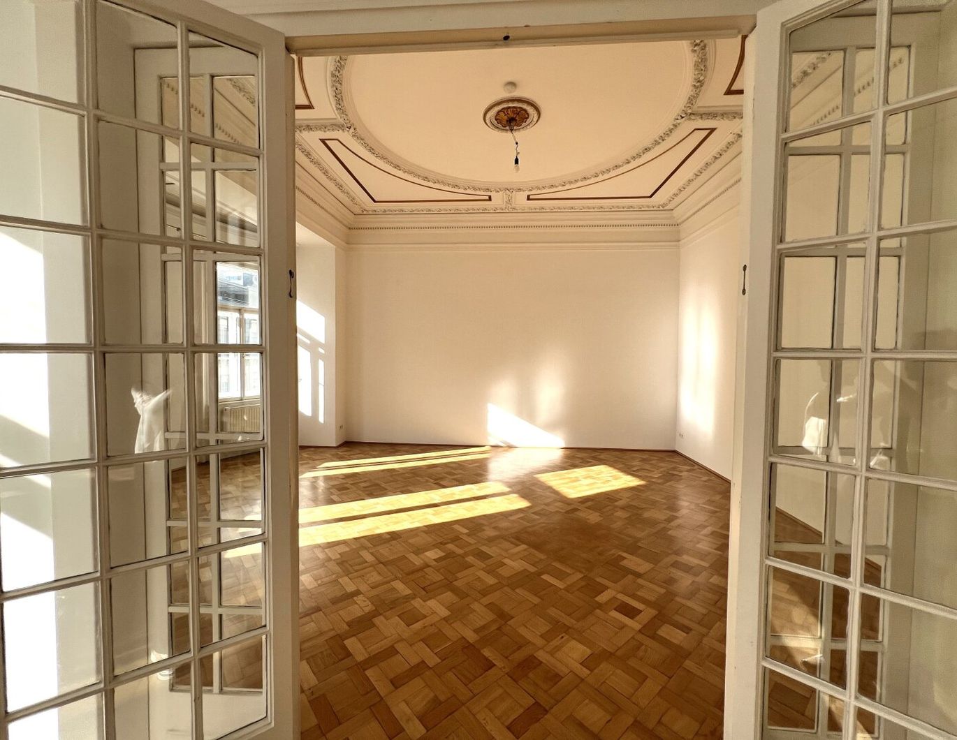 Prunkvolle 6-Zimmer Wohnung im repräsentativen Haus / Impressive 6-room-apartment in a representative building