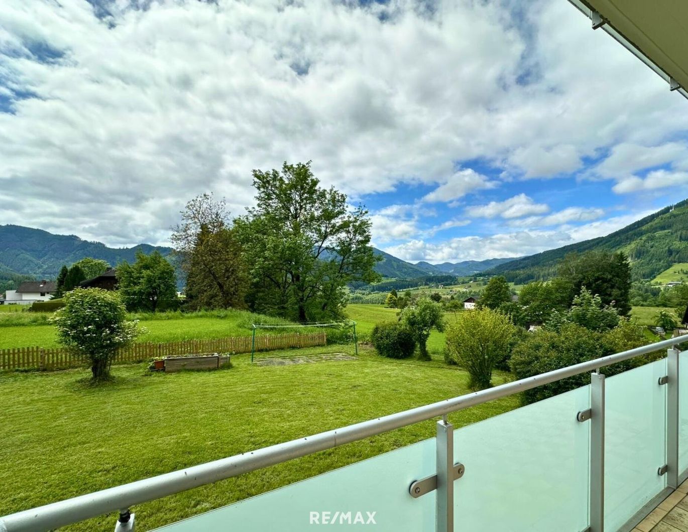 *** Helle Mietwohnung (ca. 51 m²), Balkon und traumhafter Aussicht ins Grüne - Stadtnähe trifft Ruhe ***