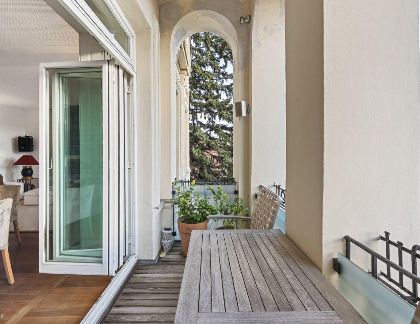 Traumhafte 5 Zimmer-Altbauwohnung mit Veranda und Garage in Bestlage des 18. Bezirks