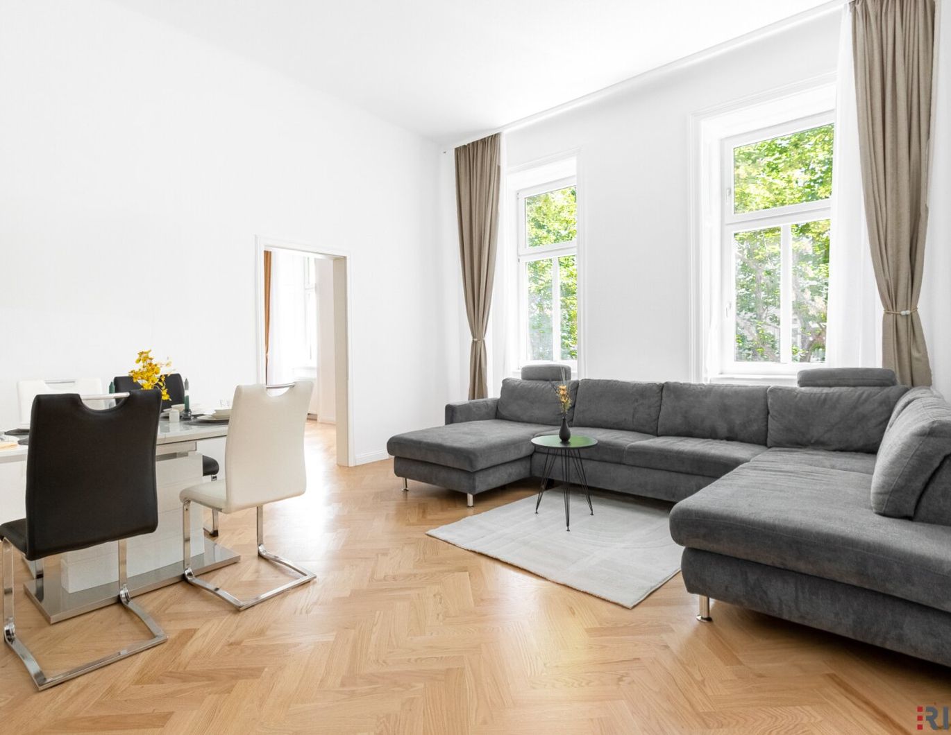 KLASSISCHE ALTBAUWOHNUNG II GROSSE 2 ZIMMER II 9,5m² GROSSES BAD II NÄHE LEIPZIGER PLATZ II U6 JÄGERSTRASSE