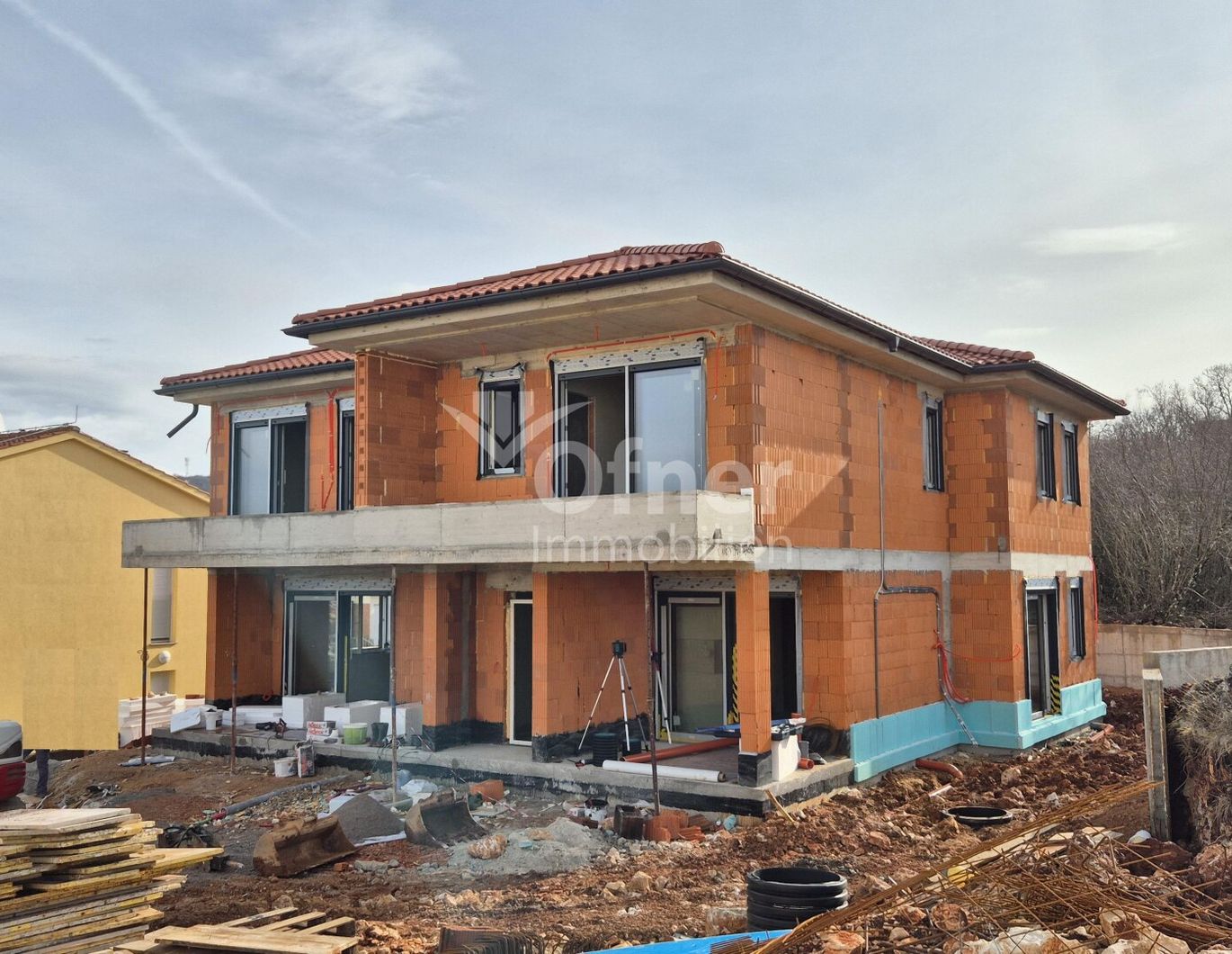 Neubau mit Swimmingpool und Garten