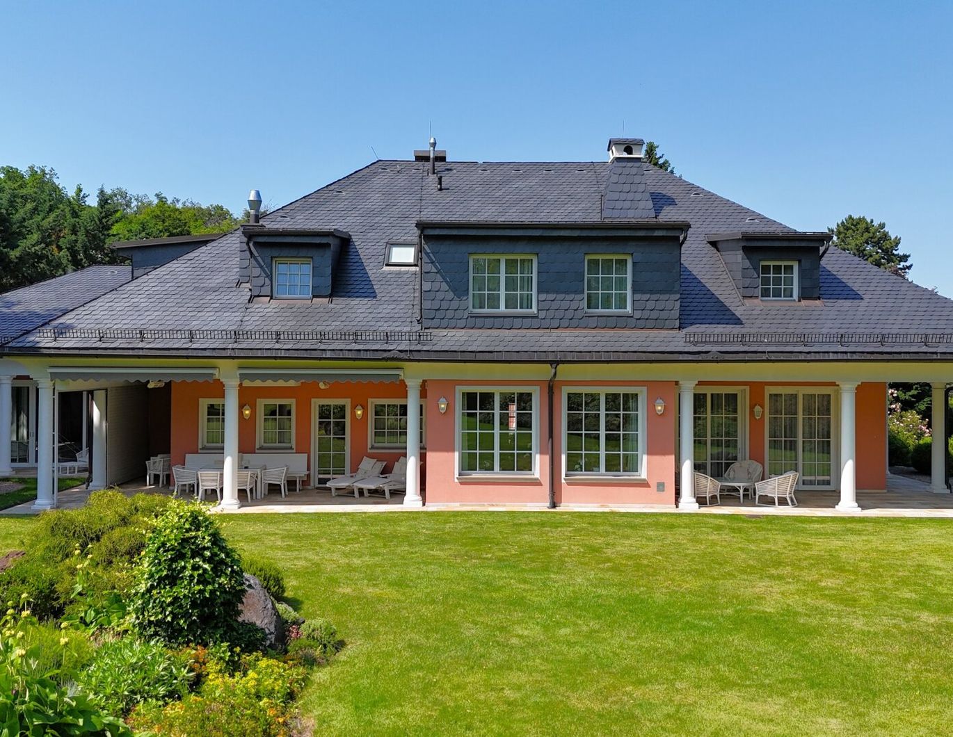 Luxuriöse Villa in Gießhübl: Stilvolles Wohnen mit Pool & traumhaftem Garten!