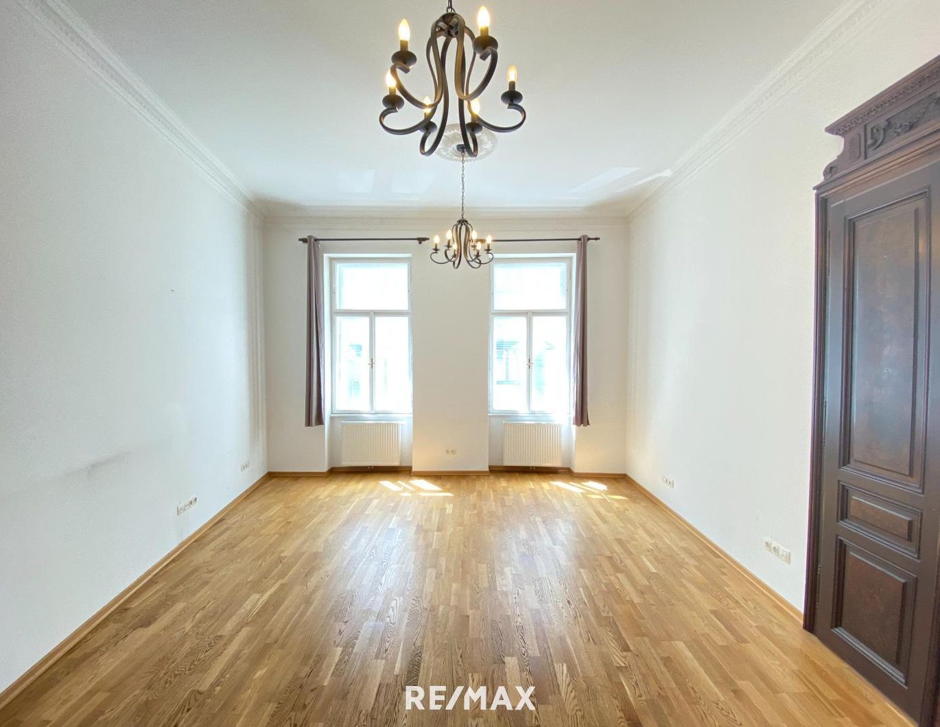 Helle 6 Zimmer Wohnung/Ordination/Büro/Praxis nahe des Parlaments!