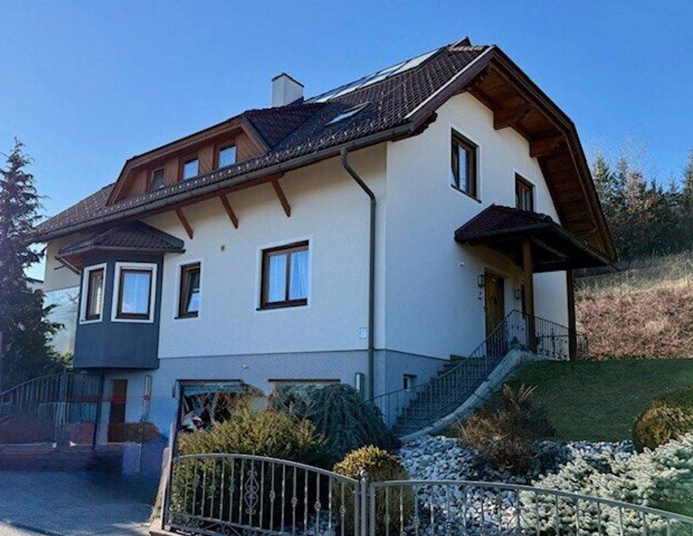 Exklusives Wohnhaus mit Pool, Gartenparadies und traumhafter Aussicht in Althofen