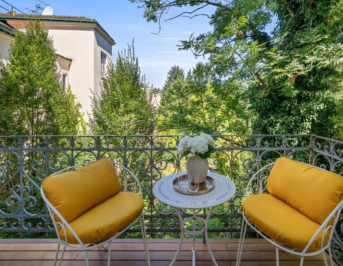 Lifestyle im Servitenviertel von Penzing - exklusiv sanierte Altbauwohnung mit Balkon