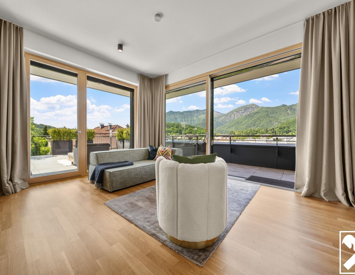 Luxus Penthouse mit Designermöbeln in der Kaiserstadt!