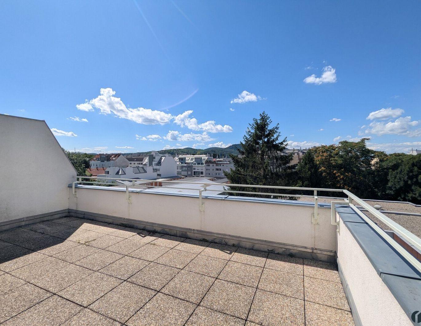 2 uneinsehbare Terrassen! 2-Zi-Apartment zentral & nahe Erholungsgebiet Donauinsel!