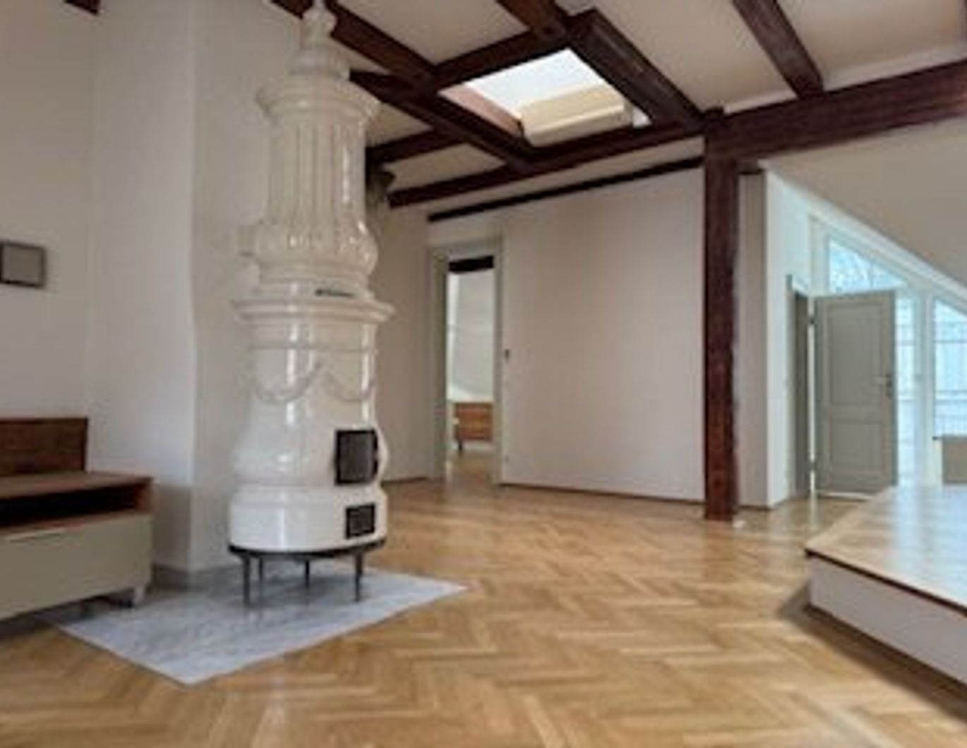 Exklusive und hochwertige Altbauwohnung in zentraler Lage: Großzügig, lichtdurchflutet, speziell 3-6 Zimmer zum Wohnen aber auch als Büro geeignet, mit Wintergarten innenhofseitig