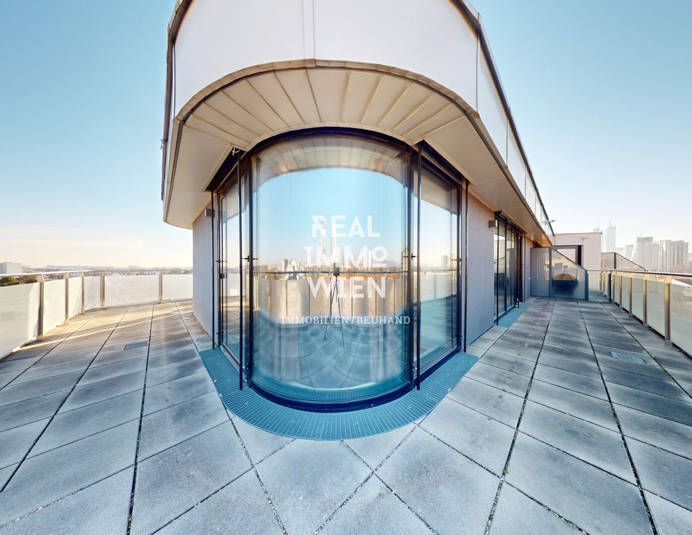 Exklusive Stadtwohnung mit 2 Terrassen 89m2, Grill und Jacuzzi! 4 Zimmern im DG in 1220 Wien.