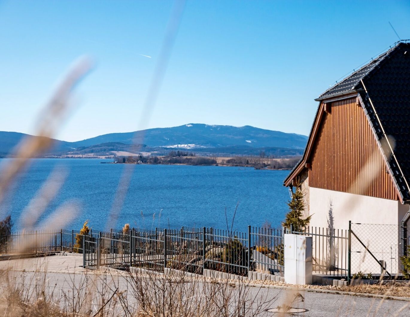 Maisonette-Wohnung mit Terrasse und Panoramablick auf das Wasser - Kovářov