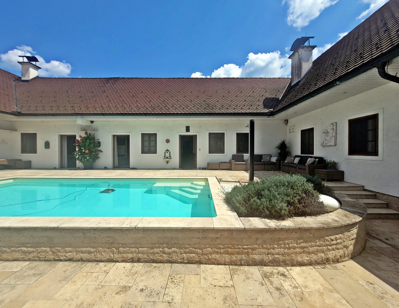 Charmanter Vierkanthof mit großzügiger Wohnfläche, Pool im Atrium und Nebengebäude in idyllischer Lage