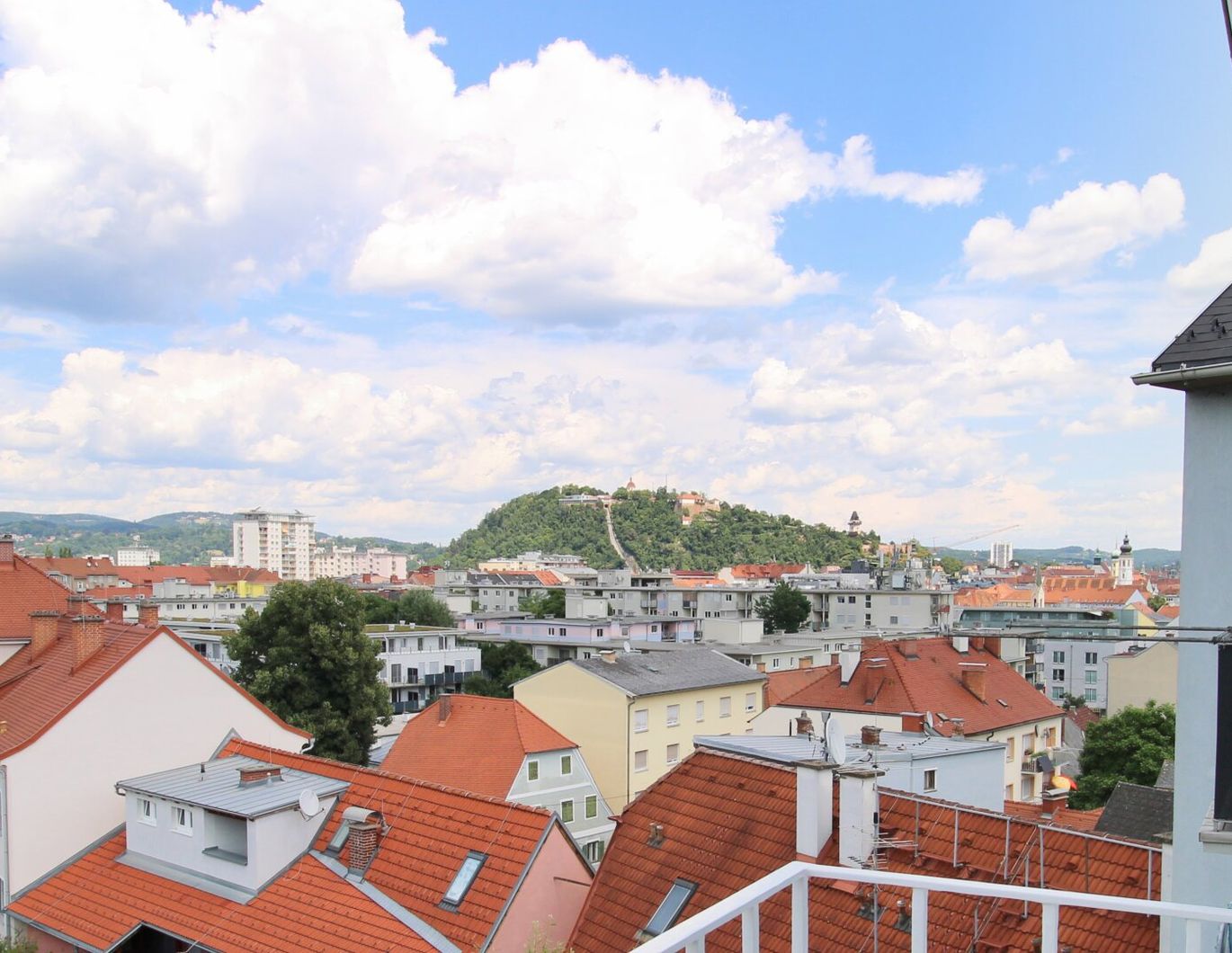 UNGLAUBLICHER Schlossbergblick: vollrenovierte 2-Zimmer-Balkonwohnung in zentraler Lage