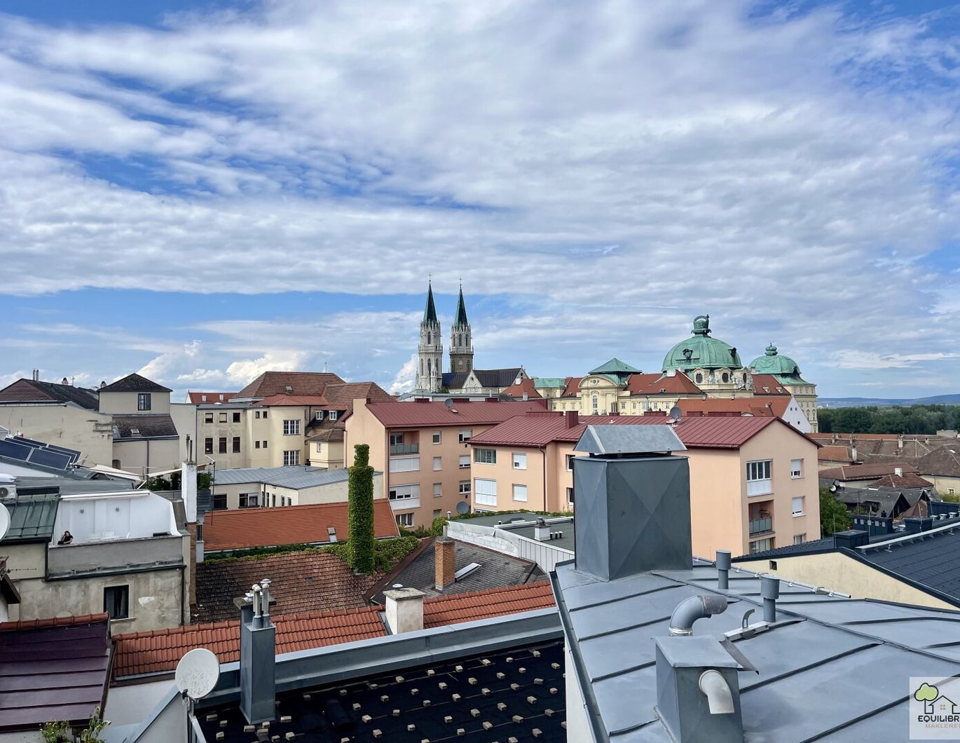 Traumhafte DG-Wohnung im Zentrum von Klosterneuburg - 57m2 große Dachterrasse - Gekühlt - Garage - Gartennutzung!