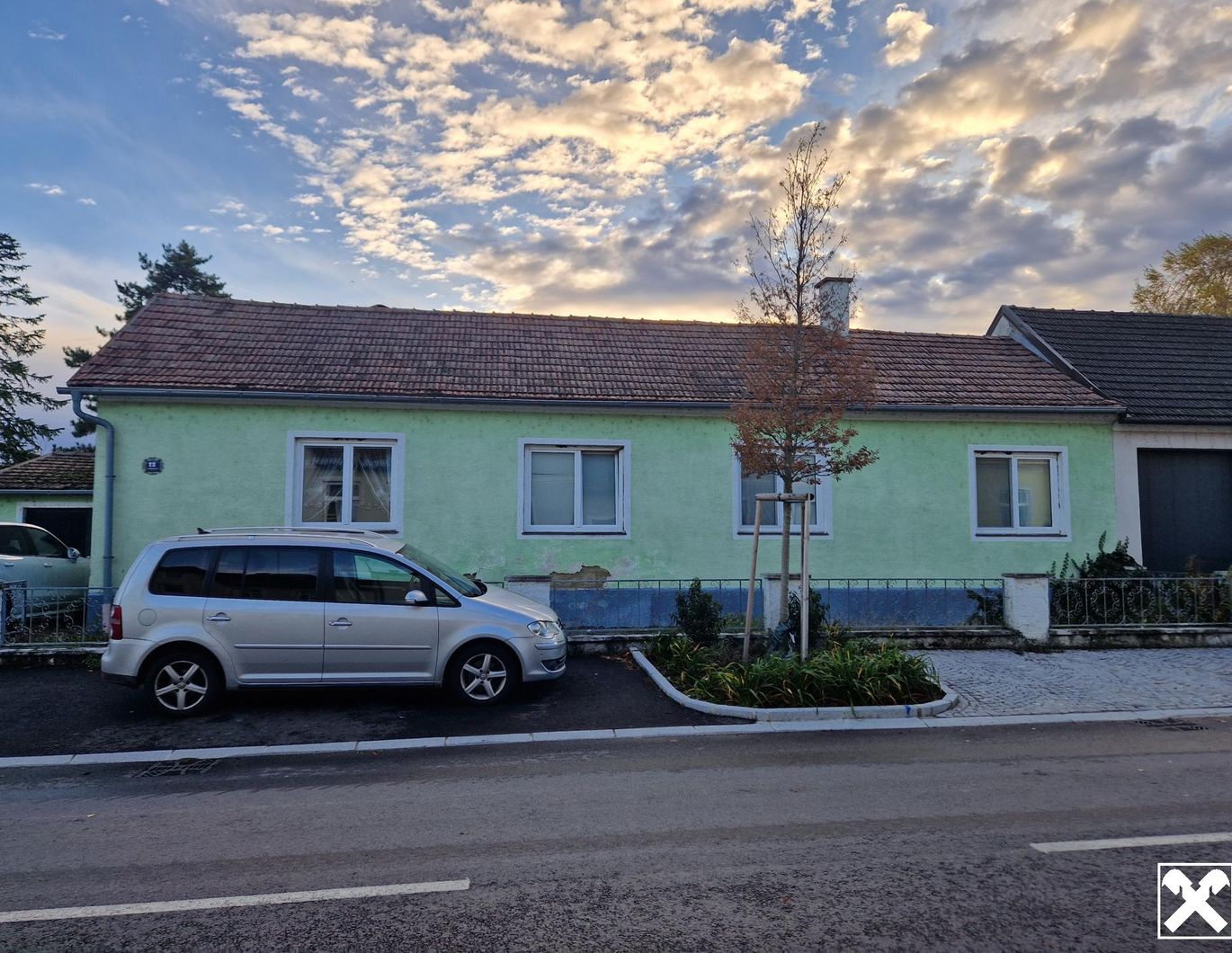 SANIERUNGSBEDÜRFTIGER BUNGALOW MIT TRAUMHAFTEM GARTEN ODER IHR BAUGRUNDSTÜCK FÜR IHR TRAUMHAUS IN ALLERBESTER WOHN- UND ZENTRUMSLAGE VON ABSDORF