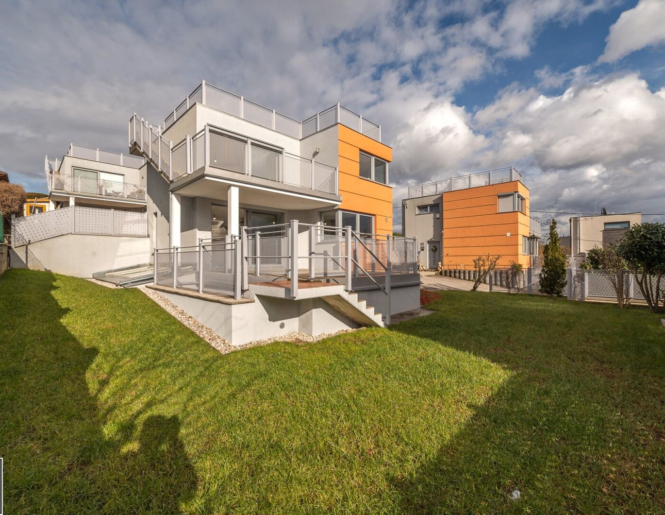 Einfamilienhaus in absoluter Traumlage am Schafberg // Dachterrasse mit Weitblick über die Stadt!