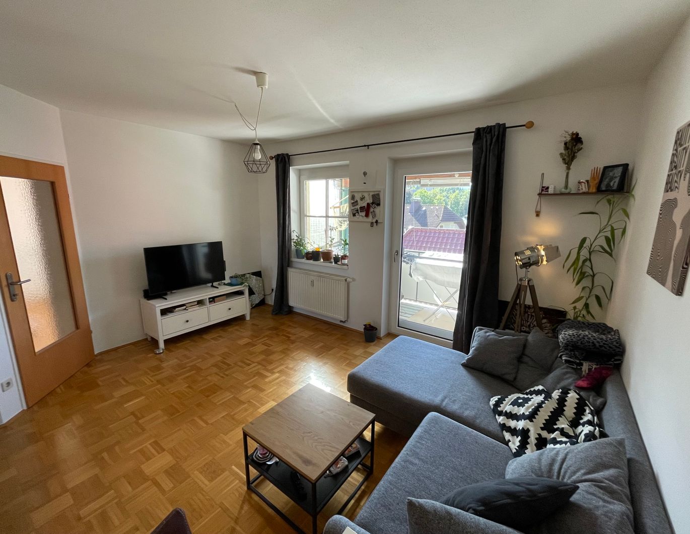 Charmante 2-Zimmerwohnung im Obergeschoss mit Loggia & Tiefgaragenplatz - Komplett möbliert