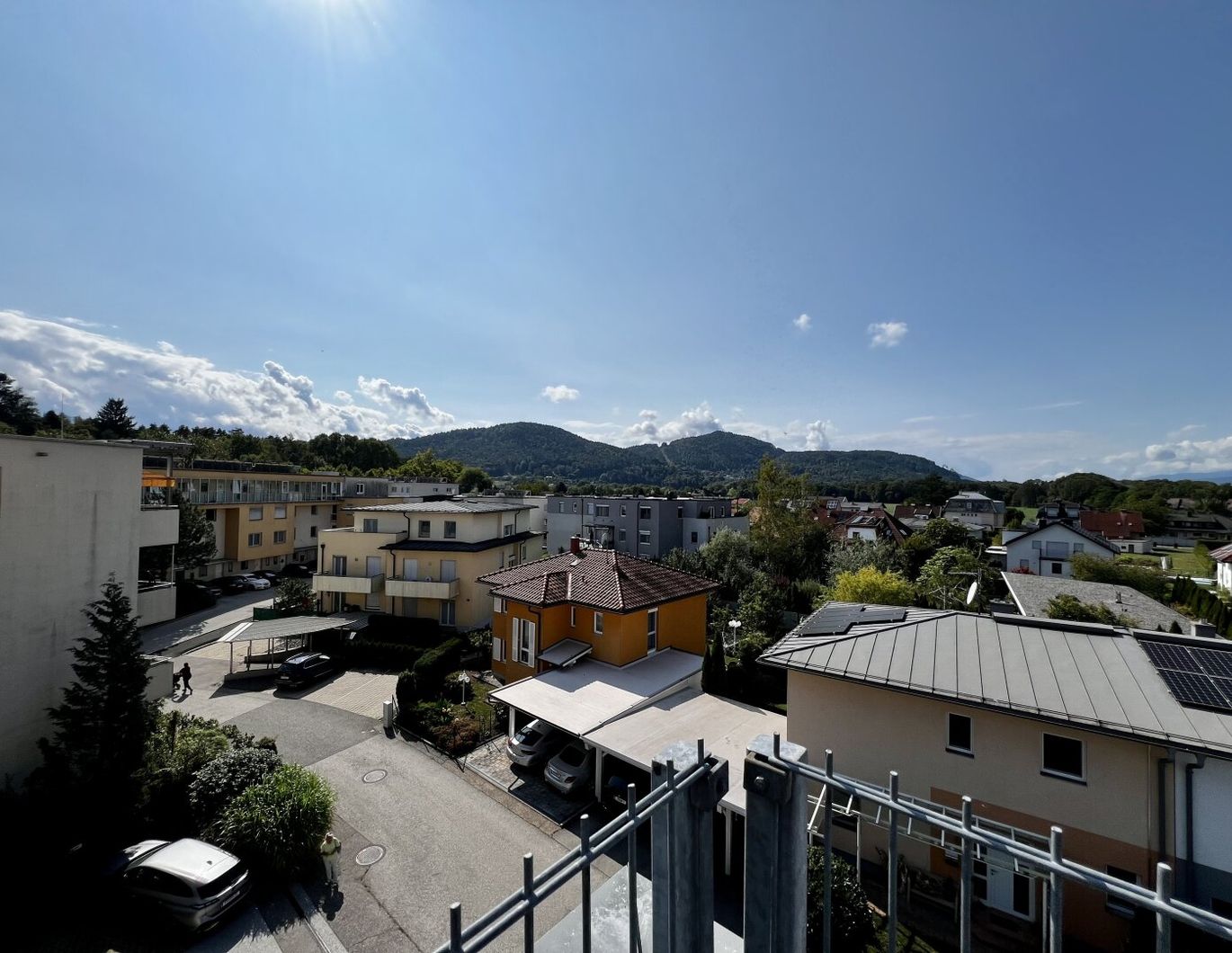 Exklusive Dachgeschoss-Maisonette mit supergroßer Terrasse und wunderbarem Fernblick & Tiefgaragenparkplatz