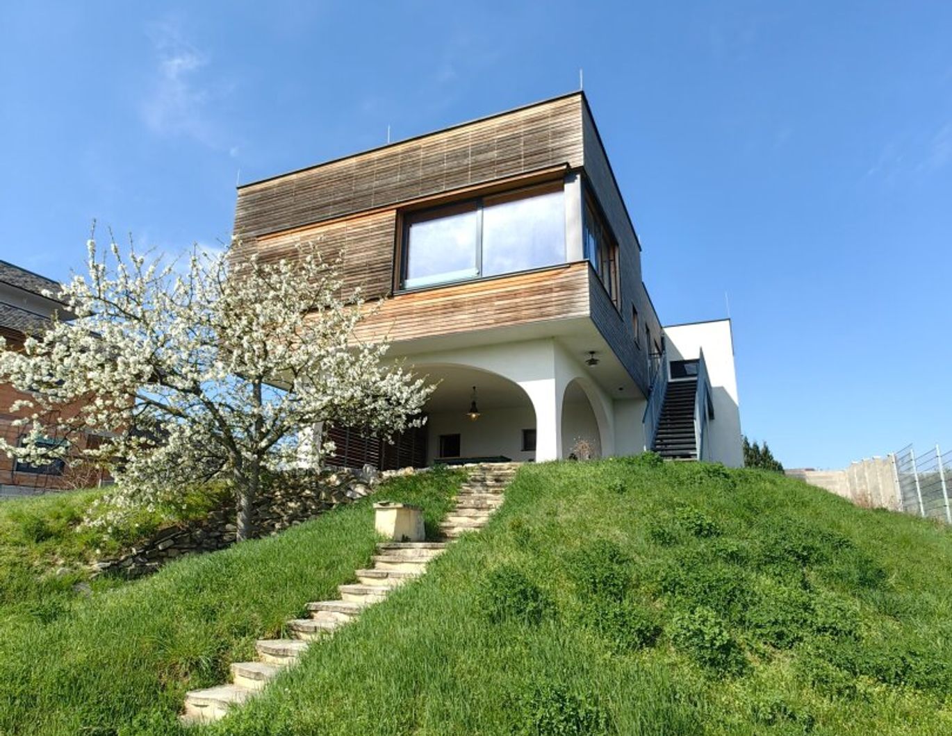 ++ TRAUMBLICK über den gesamten Neusiedler See ++ Architektenvilla mit weitläufigem Garten und traumhaftem Seeblick in idyllischer Lage! + Teilung und weitere Bebauung des Grundstückes möglich