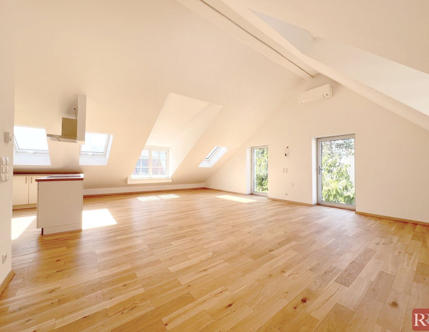 Moderne Dachgeschosswohnung mit hochwertiger Ausstattung und zentraler Lage