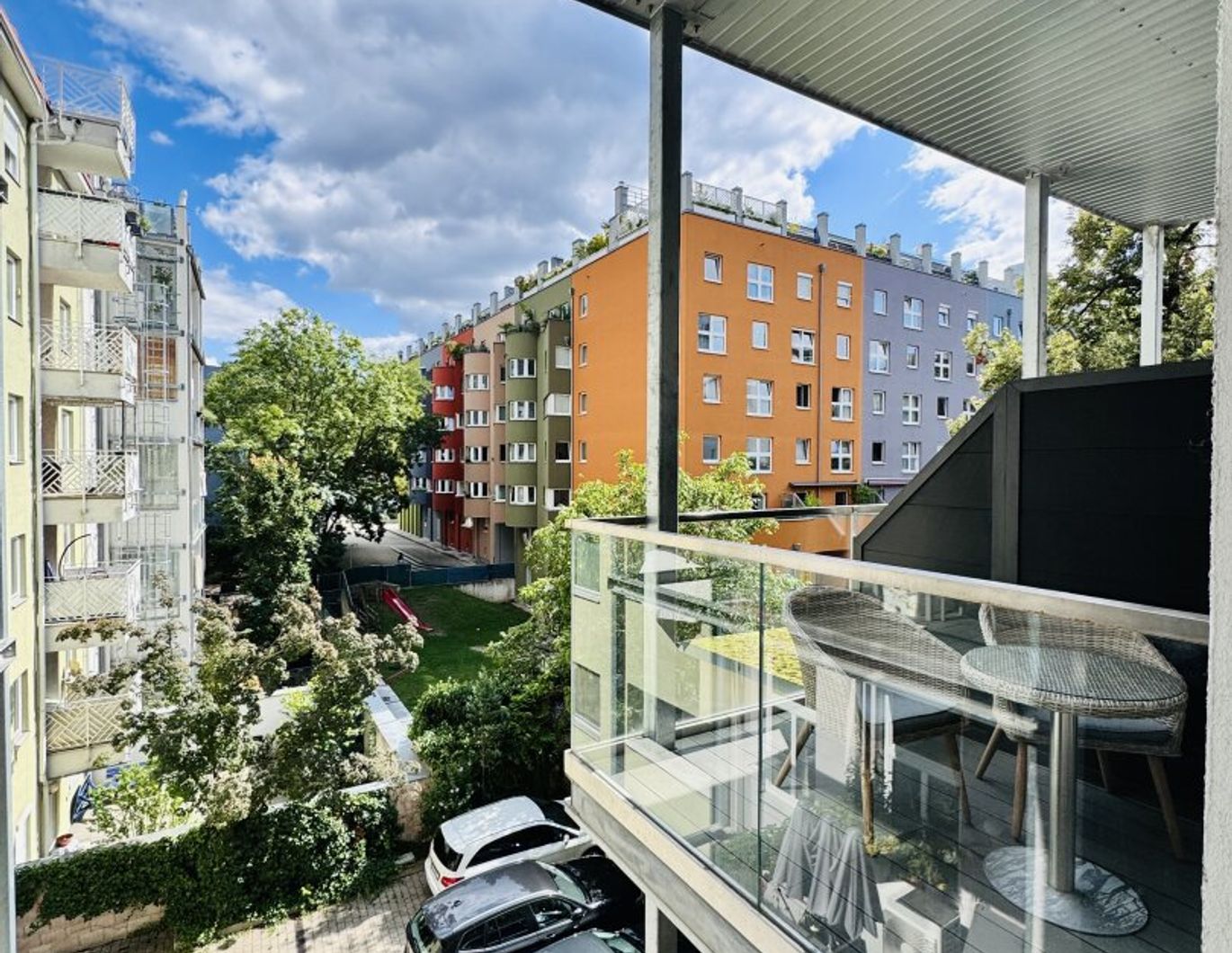 VOLL MÖBLIERTE 2 Zimmerwohnung mit Balkon
