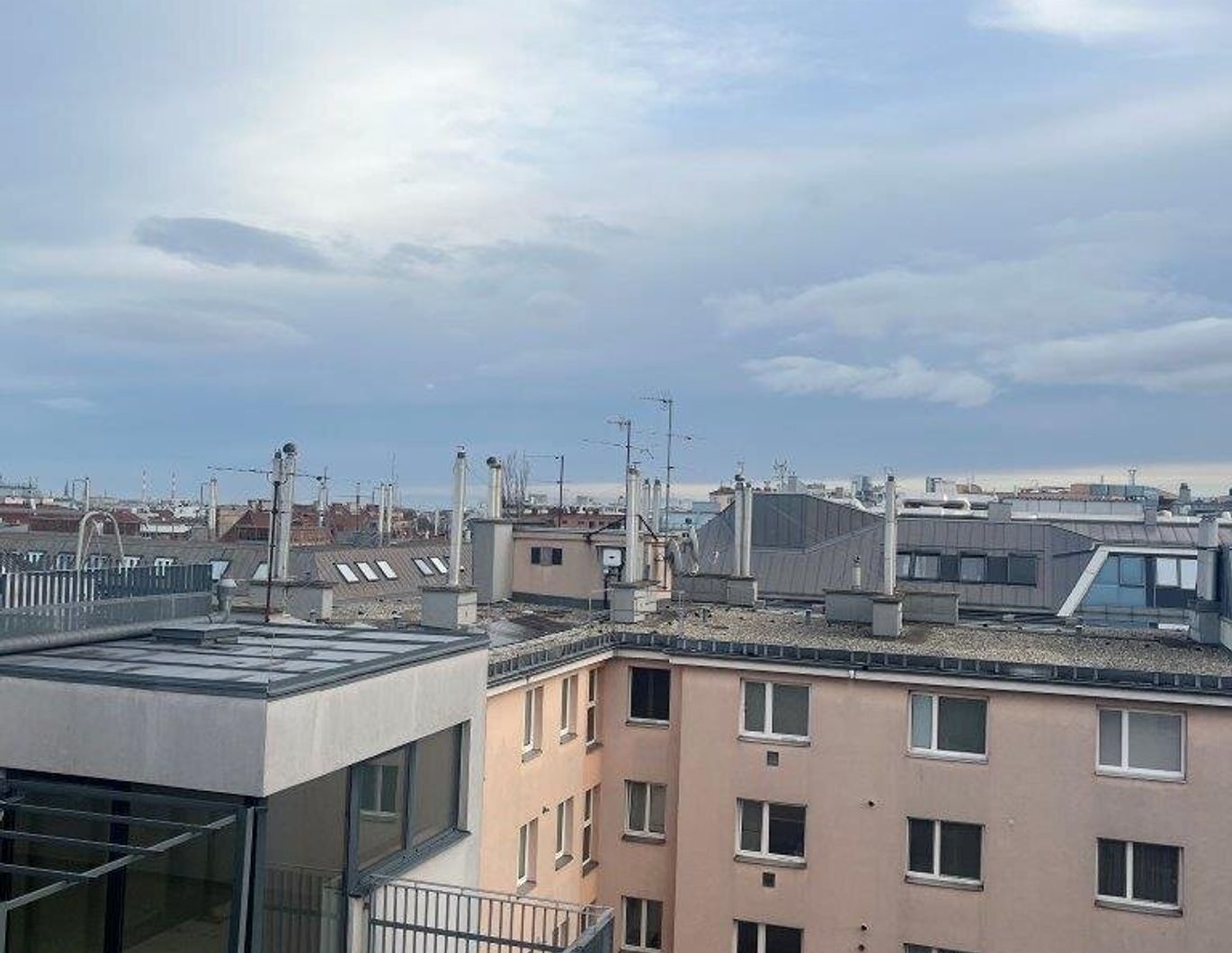 Neuwertige Dachgeschoßmaisonette mit Süd-West-Terrassentraum und Garage