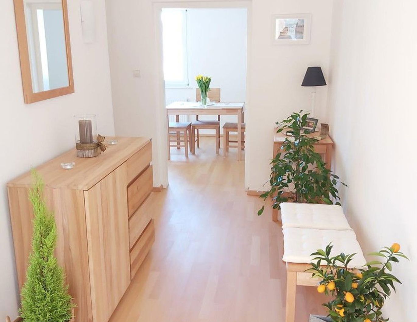 Lichtdurchflutete 3 Zimmer Wohnung , neu saniert mit Weitblick ins Grüne, Garage, U4 Nähe