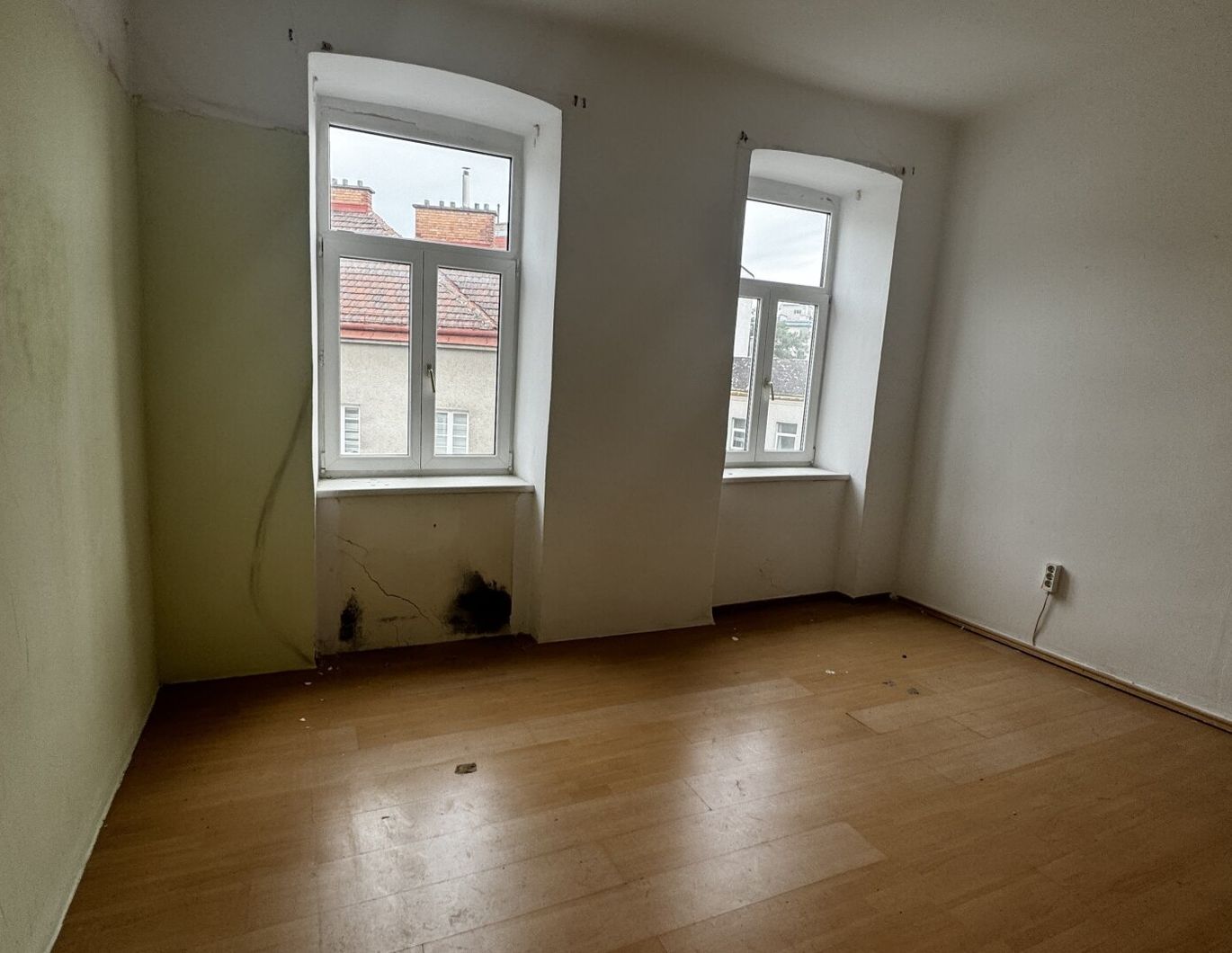 Schnäppchen!!! SANIERUNGSBEDÜRFTIGE 2 ZIMMER WOHNUNG!! ALTBAU JETZT nur um 129.000€ Top Lage! Zuschlagen