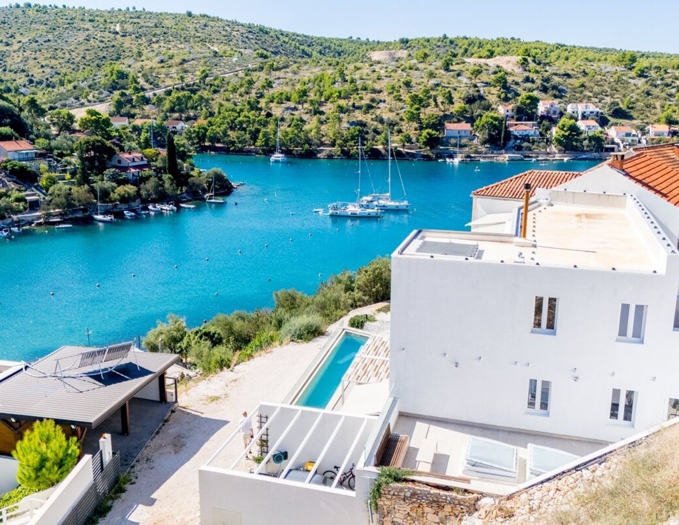 Neu gebaute Villa mit Pool und offenem Meerblick
