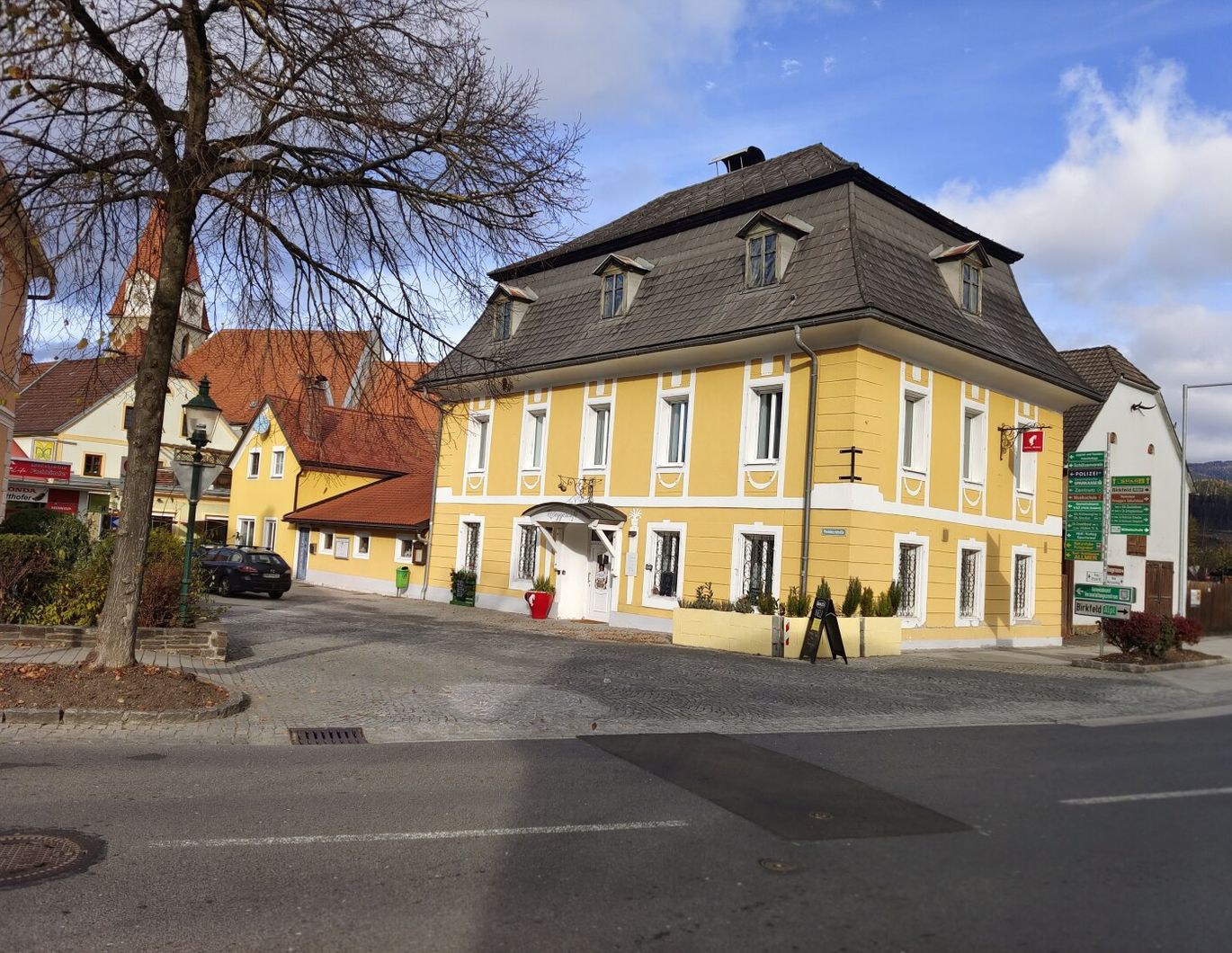 Gepflegtes Wohnhaus + Liegenschaft mit verpachtetem Café und Zimmervermietung (Ausbaupotenzial) + großer Stadl mit Innenhof + Garten