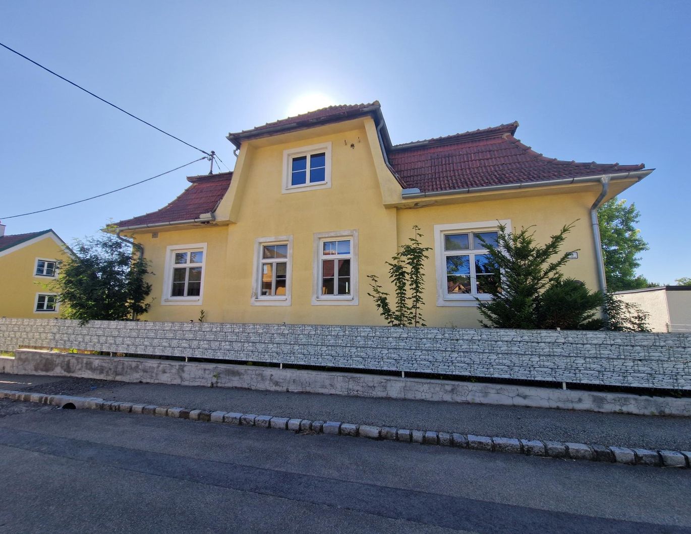 SANIERUNGSBEDÜRFTIGES, CHARMANTES LANDHAUS MIT TRAUMHAFTEM GARTEN IN ALLERBESTER, RUHIGER WOHN-, RUHE- UND ZENTRUMSLAGE VON MAISSAU