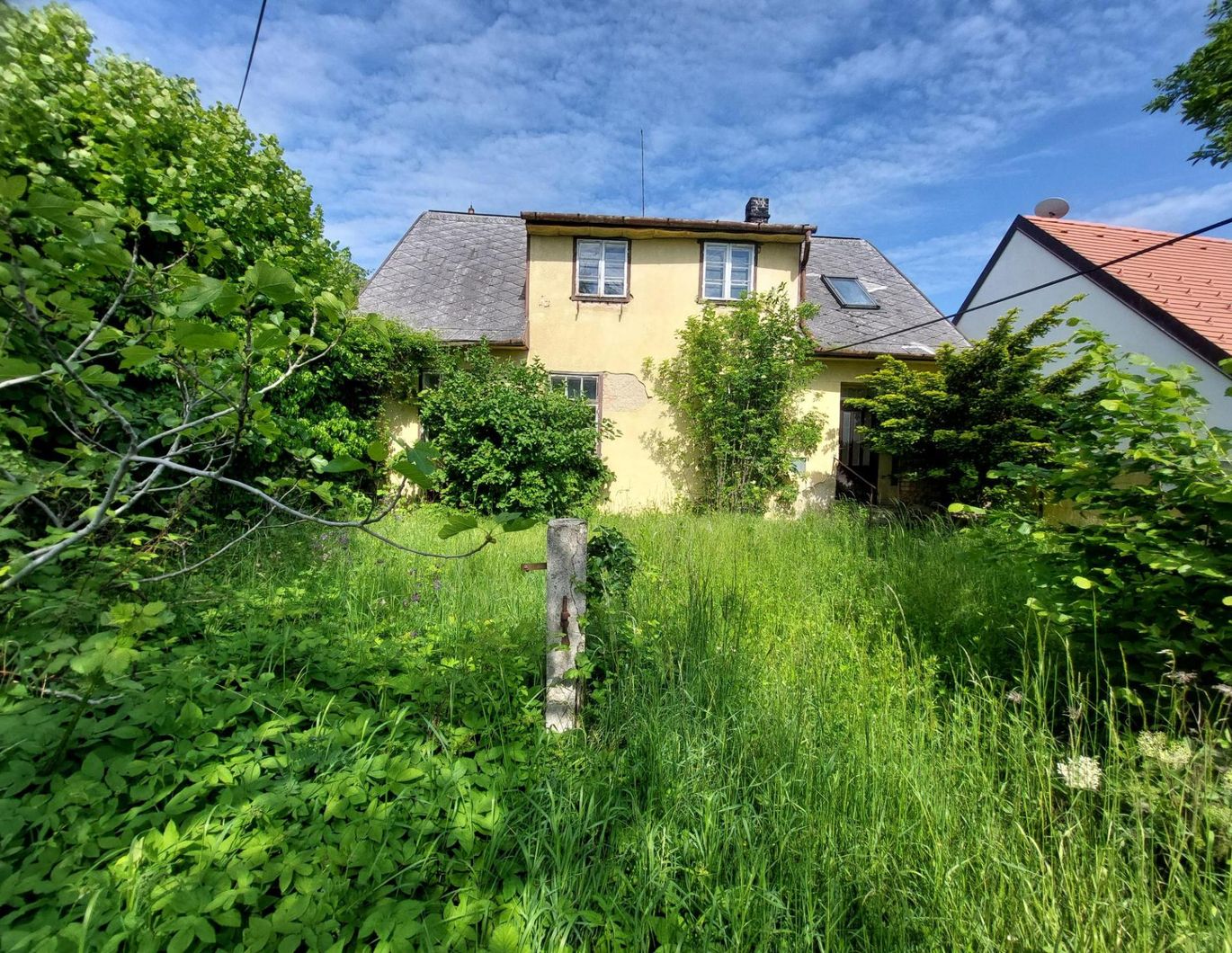 Herrliches Grundstück mit erhaltenswertem Gebäude am Badener Berg/ Mitterberg, perfekt für Individualisten
