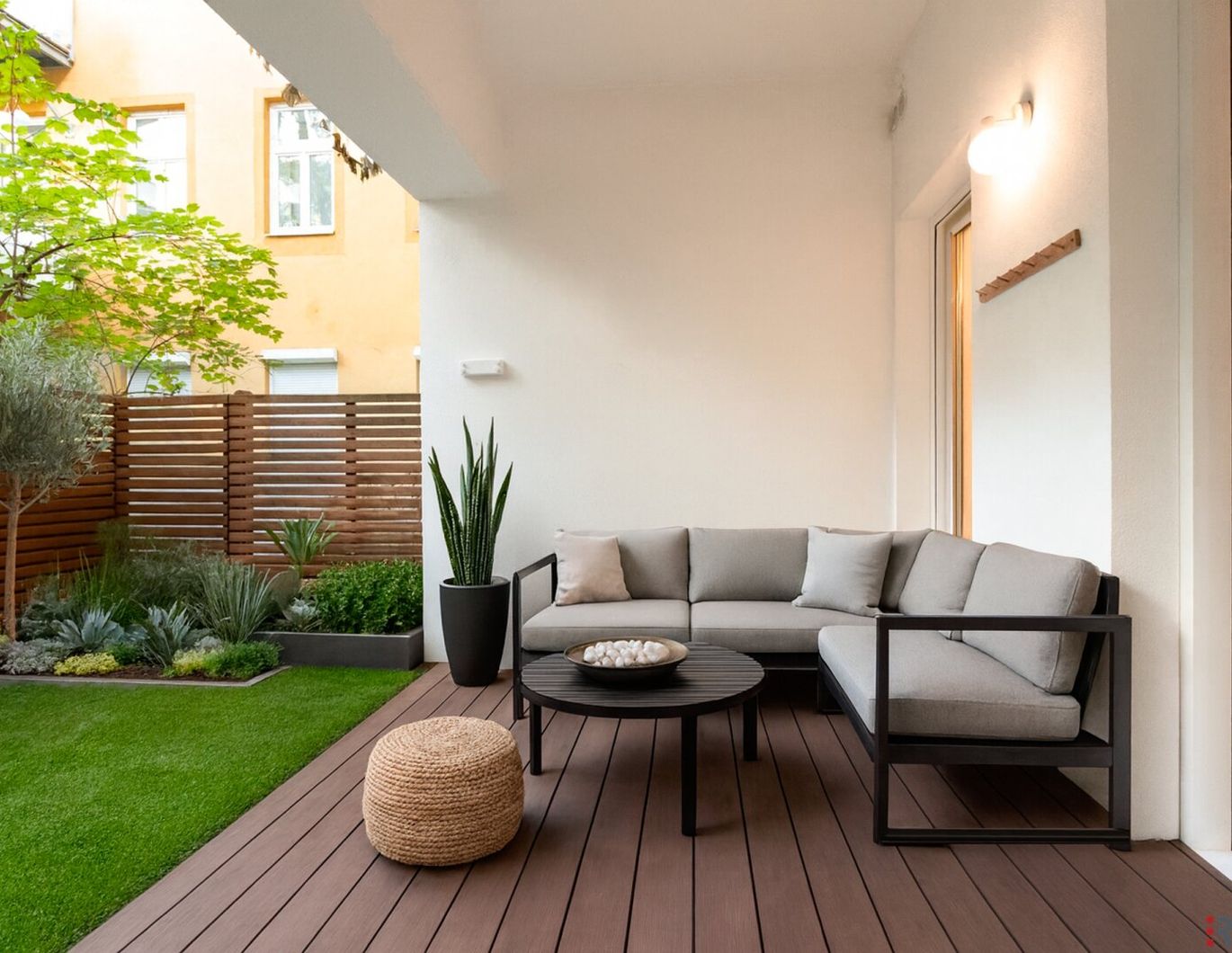 GARDEN IN THE CITY - ENTZÜCKENDE GARTENWOHNUNG MIT TERRASSE - TEILMÖBLIERT UND KOMPLETTKÜCHE - NÄHE MARIAHILFER STRASSE - SOFORT BEZIEHBAR