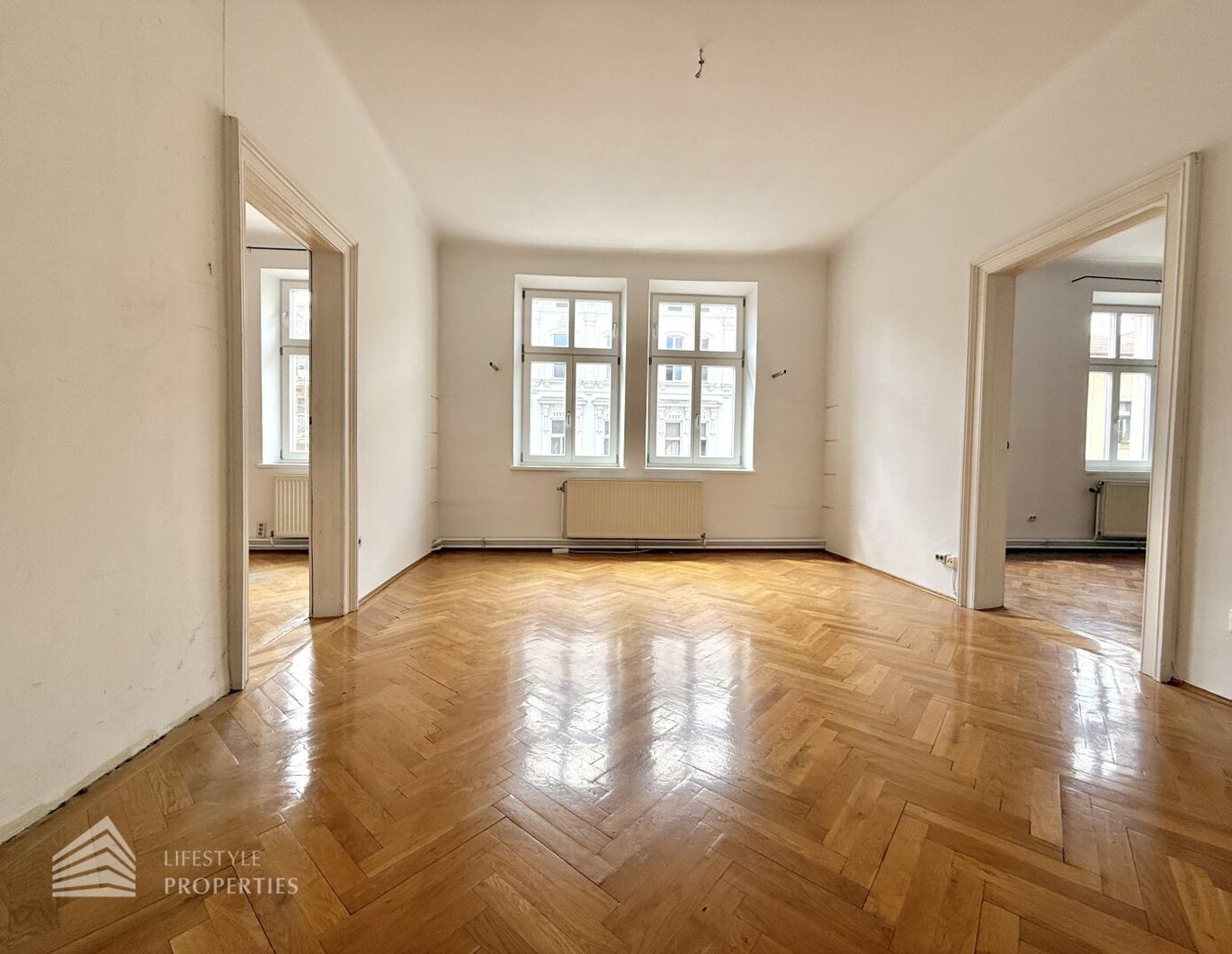 Helle Wohnung mit Balkon auf ganzer Etage zzgl. Rohdachboden, Nähe Einsiedlerpark