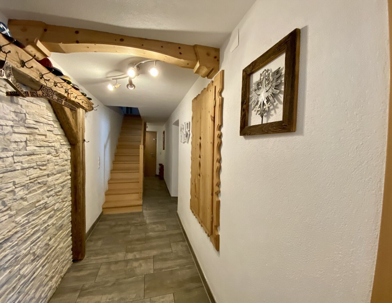 Rarität ! Mehrfamilienhaus/Bauernhaus mit zwei separaten Wohnungen, Garage und viel Platz im wunderschönen Götzens!